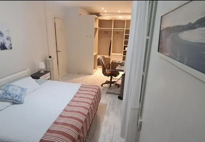 Homestay Amplia Con Bano Privado A Pasos De La Playa, En Piso Compartido *